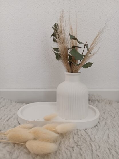 Vase mit Tablett